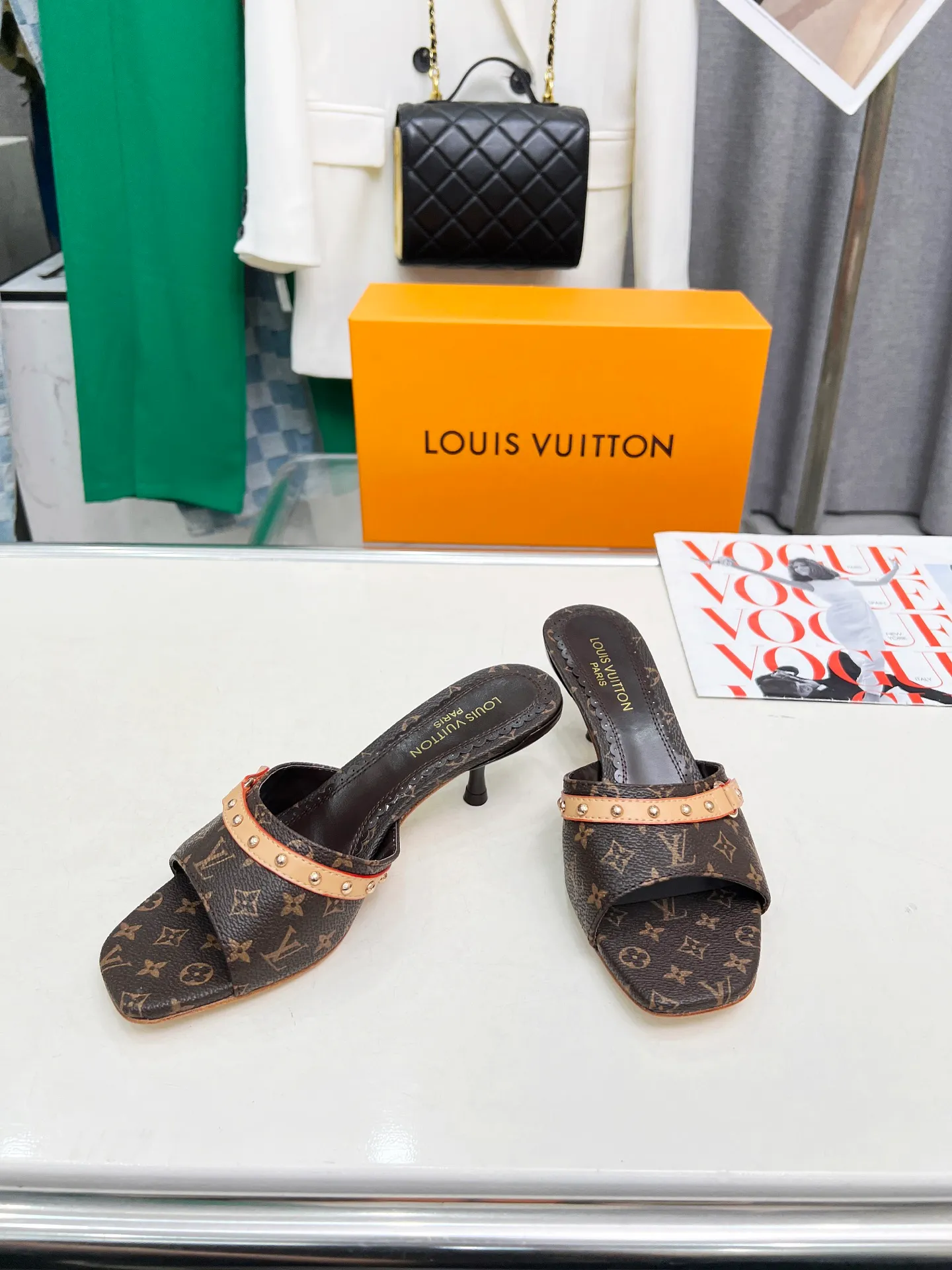 👟👟Ex-factory price 440👟👟 LV new denim kitten heel slippers 2025 summer must-have for goddesses, original replica, super comfortable on the feet. Show off the queen's temperament, the heel height is 5.5CM, which shows your temperament without being tiring. Standard code: 35-42 (41 and 42 codes are customized, non-returnable and non-exchangeable)